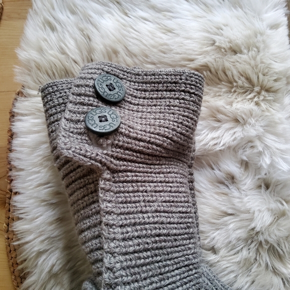 Authentic VGUC UGG Grey CardiSize 3 (LittGirl) 6/7 - Picture 13 of 15